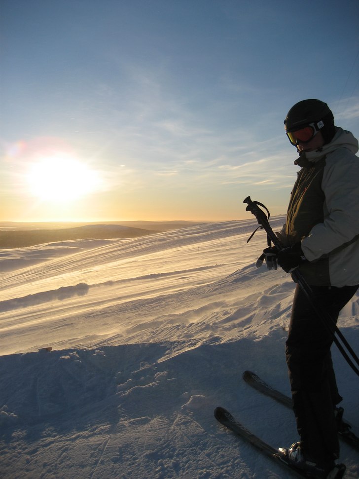 På toppen i dundret. Foto: Andreas Wittberg. Åkare: Alex Karlsson.