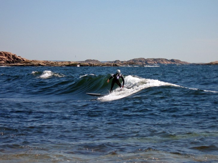 sommarsurf i bohuslän. Foto: madelene jonsson. Åkare: ville berg malmborg.