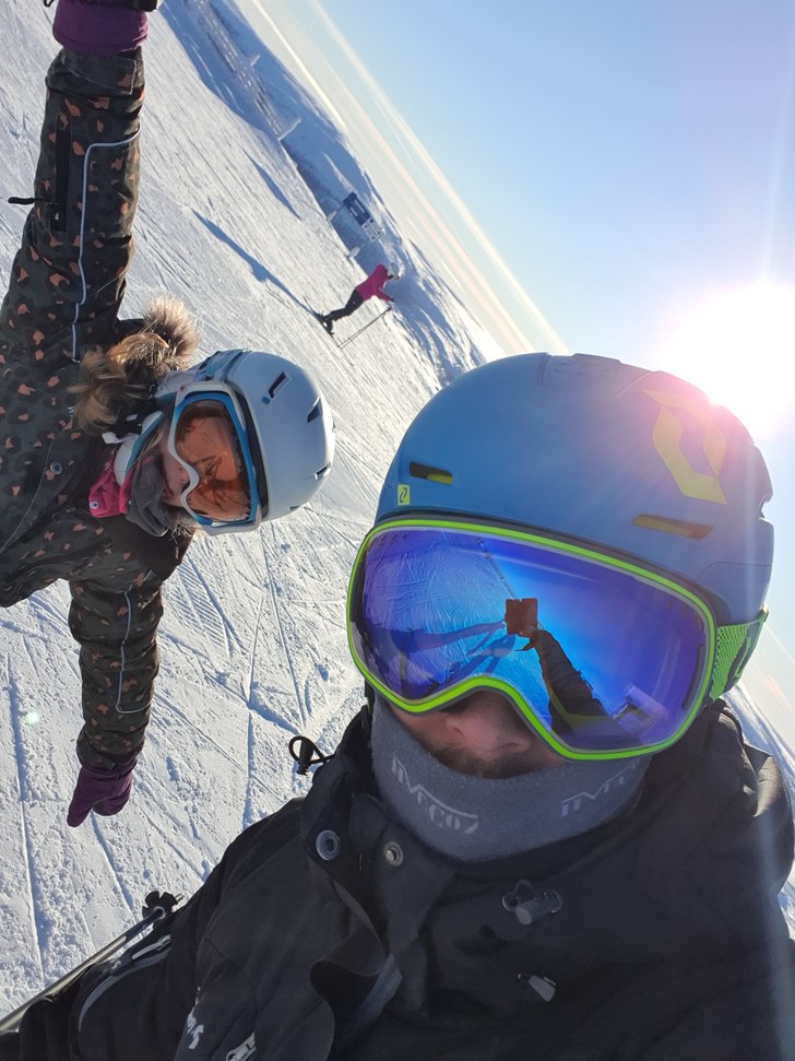 Glädjen att åka skidor med sina barn.