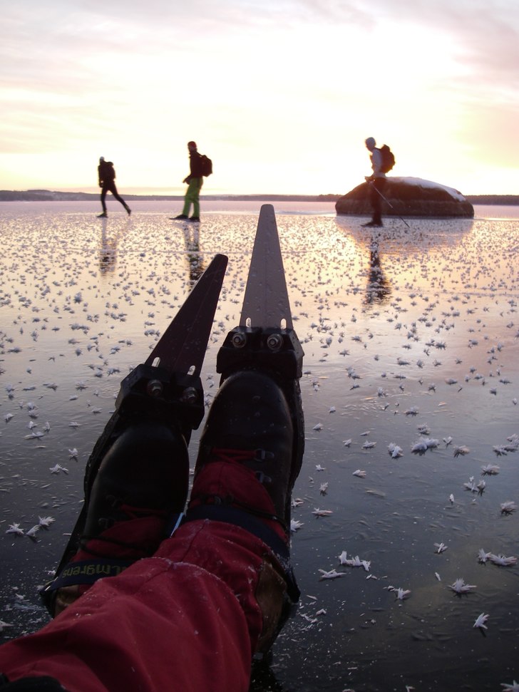 Paus.
Bätter att vara på hal is och ha det glat. Foto: Mats Mäki. Åkare: Mats Mäki + de som har det glatt!.