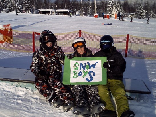 Kul dag i slalombacken. Foto: Niklas Eriksson. Åkare: Per Forsberg, Isak Söderlund, Anton Tillman.