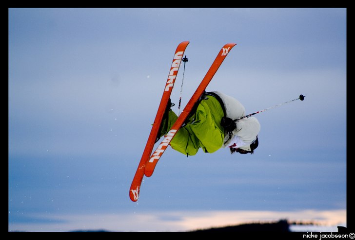 Niklas dra på en dubbel bakflip i svarta linjen i. Foto: Nicke Jacobsson. Åkare: Niklas Granlund.