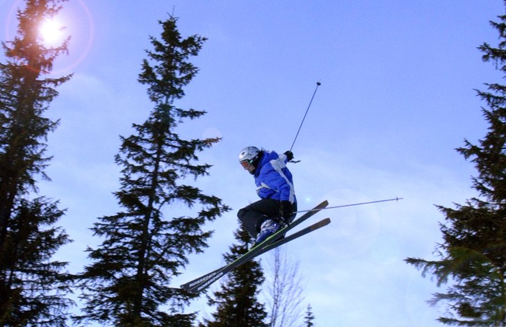 Lite offpist i en ränna. Foto: Tobias Granelli. Åkare: Mattias Johansson.