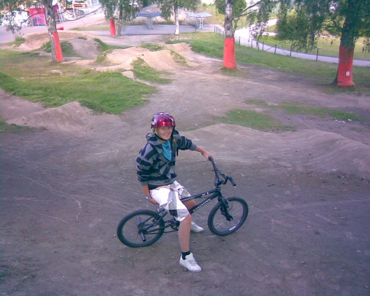 Älska bmx, roligaste banan i vansbro! :). Foto: Hampa. Åkare: Elin.
