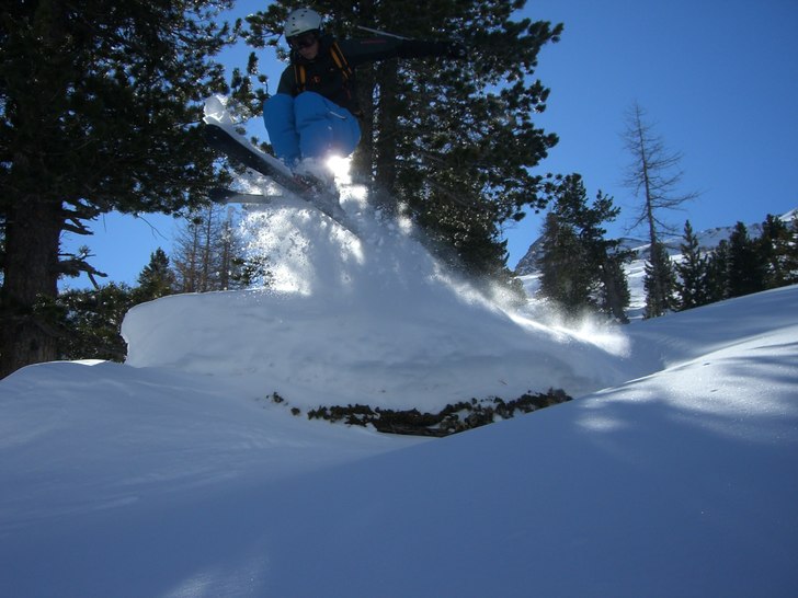 Hopp och snö!. Foto: Joakim Carlsson. Åkare: Simon Carlsson.
