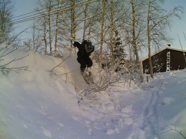 Leker lite efter ett åk i Konsum-ravinen.. Foto: Marcus Werbowky. Åkare: Jesper Sundell.