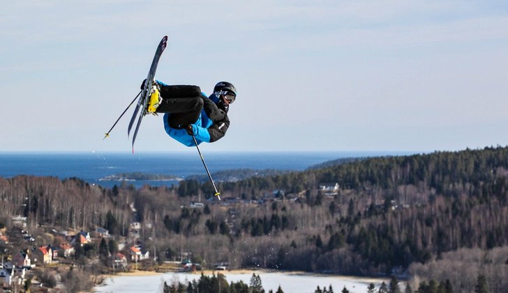 Hänger ut en flatspin då Mathias passar på att . Foto: Mathias Lindkvist. Åkare: Philip Sandersjöö.