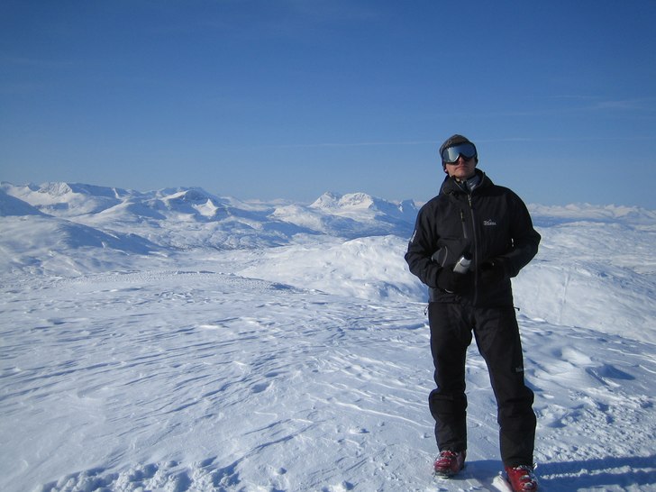 På toppen av Vassitjåkka med ett härligt off pi. Foto: Jon Isaksson.