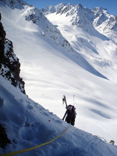 Pernilla på väg upp på kammen i col de lautaret. Foto: David Kvart. Åkare: Pernilla Lidholm.