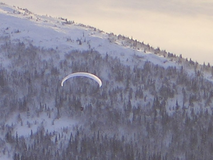 Språngmarsh ut från Åreskutan, skärmflyg ner t. Foto: Oskar Storm. Åkare: Me.