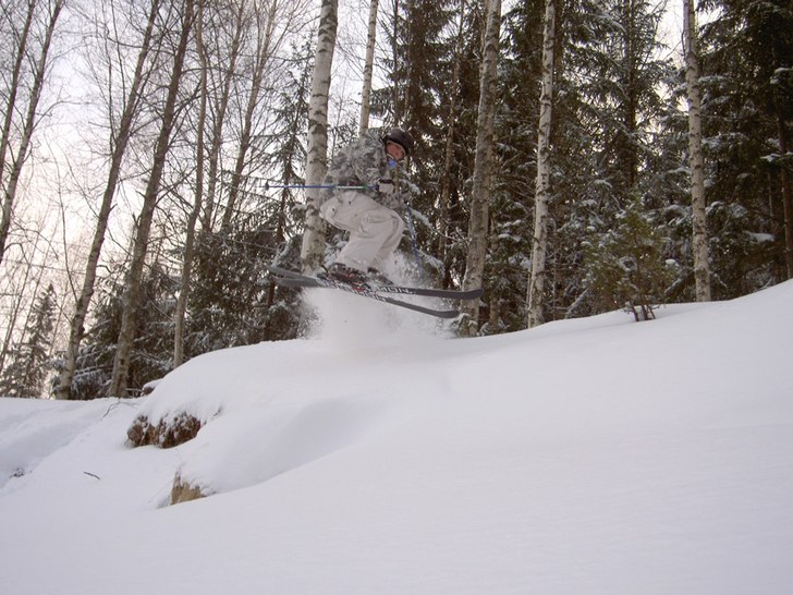 180 ut för ett litet skönt dropp efter snöfall. Foto: Viktor Petterson. Åkare: Erik Brohagen.