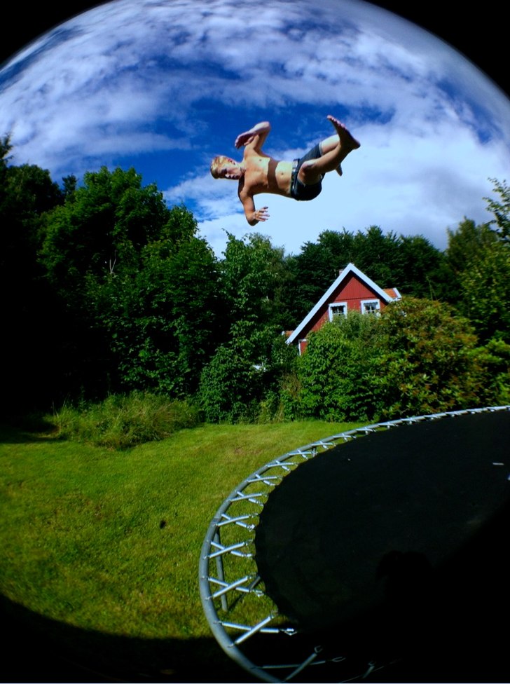 skönt att landa på ryggen i gräset.... Foto: jonatan mattson. Åkare: jag.