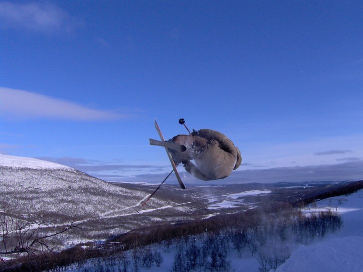 lincoln från ett litet gupp. Foto: Hannes Tomani. Åkare: Andreas Nyberg.