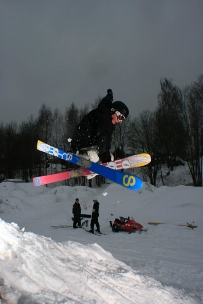 session i driten med skoter och skidor. Foto: johan. Åkare: Felix.
