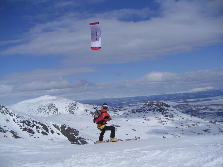 Jag står på toppen av getryggen med kiten, i bak. Foto: Tobas Johansson. Åkare: Ville Berg-Malmborg.