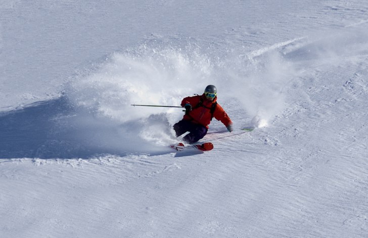 Sköna svängar i januari. Foto: Adam Jonsson. Åkare: Robin Ljungqwist.