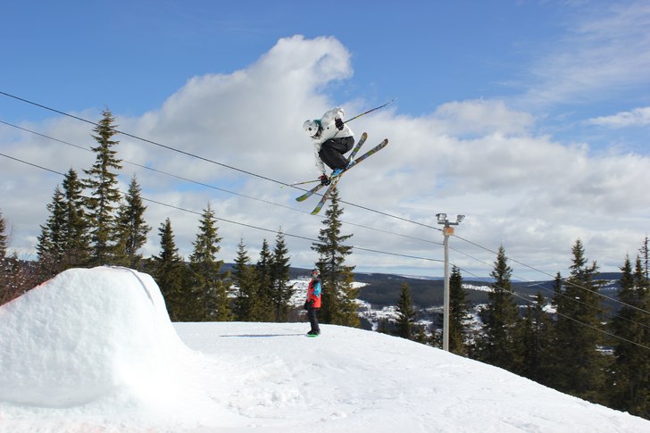 ett hopp. Foto: lovisa swärd. Åkare: noah swärd.