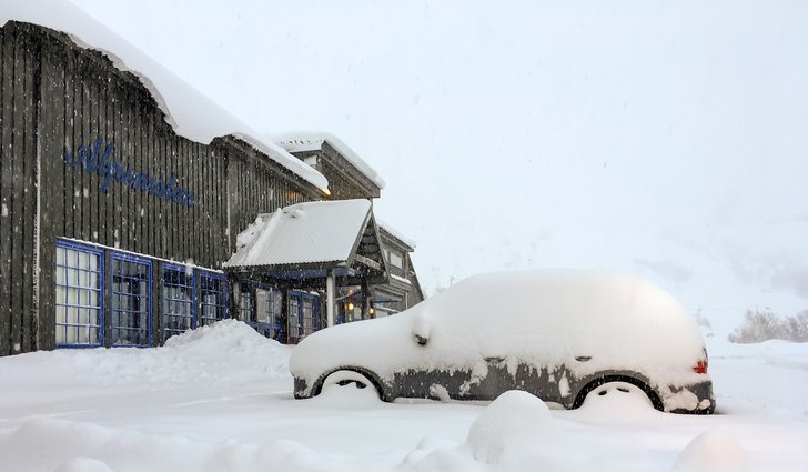 30 cm nysnø!
Siden i går ettermiddag har det kom.