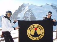 Tydligen var det någon viktig ritual som skulle u. Foto: Emil Modig. Åkare: Mats och Johan.