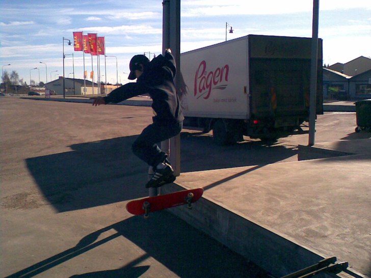 kickflip ner för lastkaj. Foto: David. Åkare: Cuong.