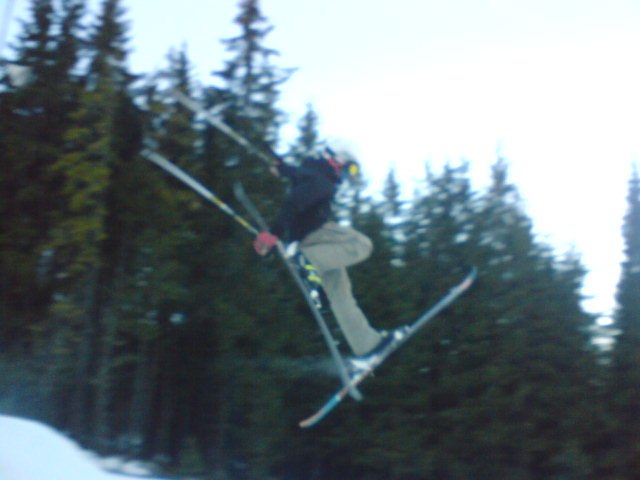 ja försökte göra daffy grab. Foto: Axel Karlsson. Åkare: Kalle Kjellstrand.