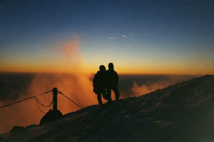 Solnedgång ovan molnen.. Foto: Peter Andersson. Åkare: Johan Snygg, Danne Forsgren.