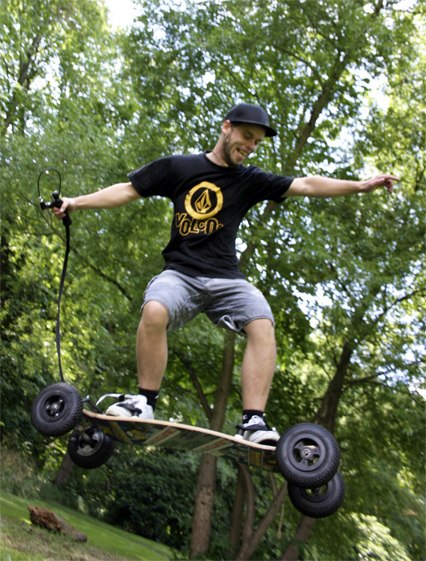 Mackan visar att lite gräs och jordkullar bara ä. Foto: Magnus Chöler. Åkare: Marcus Walfridsson.