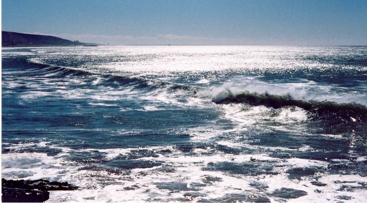 Rikitgt fin, på Panoramas point när fina swell �. Foto: Henrik Tuveson. Åkare: Axel Moberg.