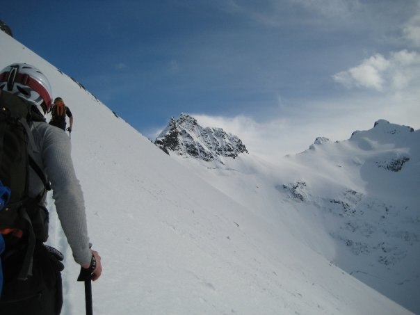 På väg upp till kammen, vi klarade att gå sick-. Foto: Tobias Falkberger. Åkare: Karl Olofsson, Torbjörn Käck.