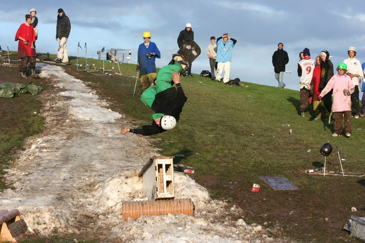 Drar en frontflip av up railet. Foto: Victor Lindgren. Åkare: Alexander Hjälmeby.