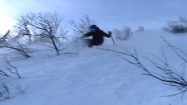 Mysigt puderåk i Hummeln, Åre. Foto: Rasmus Lindgren. Åkare: Jesper Mellgren.