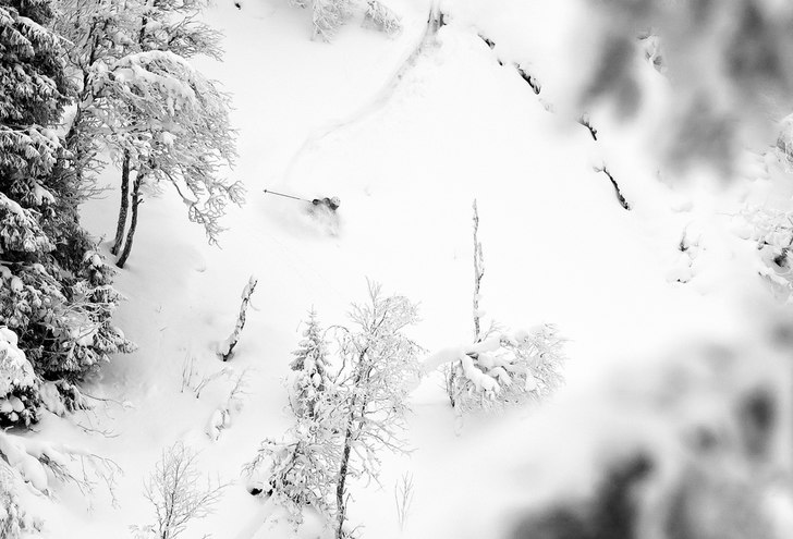 Niclas fångade ögonblicket utmärkt: djupsnö i . Foto: Niclas Magnusson. Åkare: Linus Zetterlund.