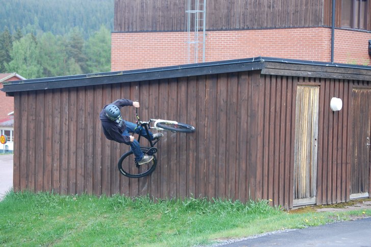 Langar lite wallrides.. Foto: Marcus Heikkinen. Åkare: Simon Persson (jag).