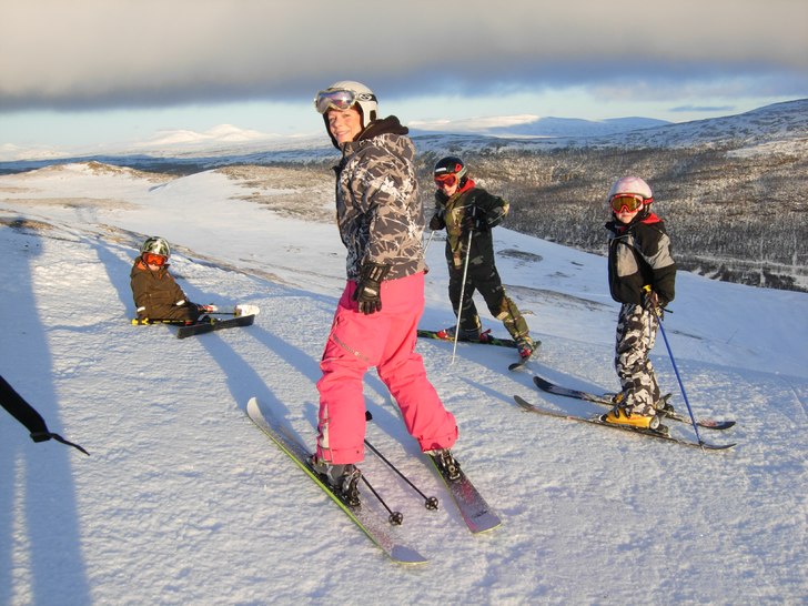 Äntligen toppen. Nu ska Pappa skynda sej att knä. Foto: Pappa. Åkare: Robin Sandström.
