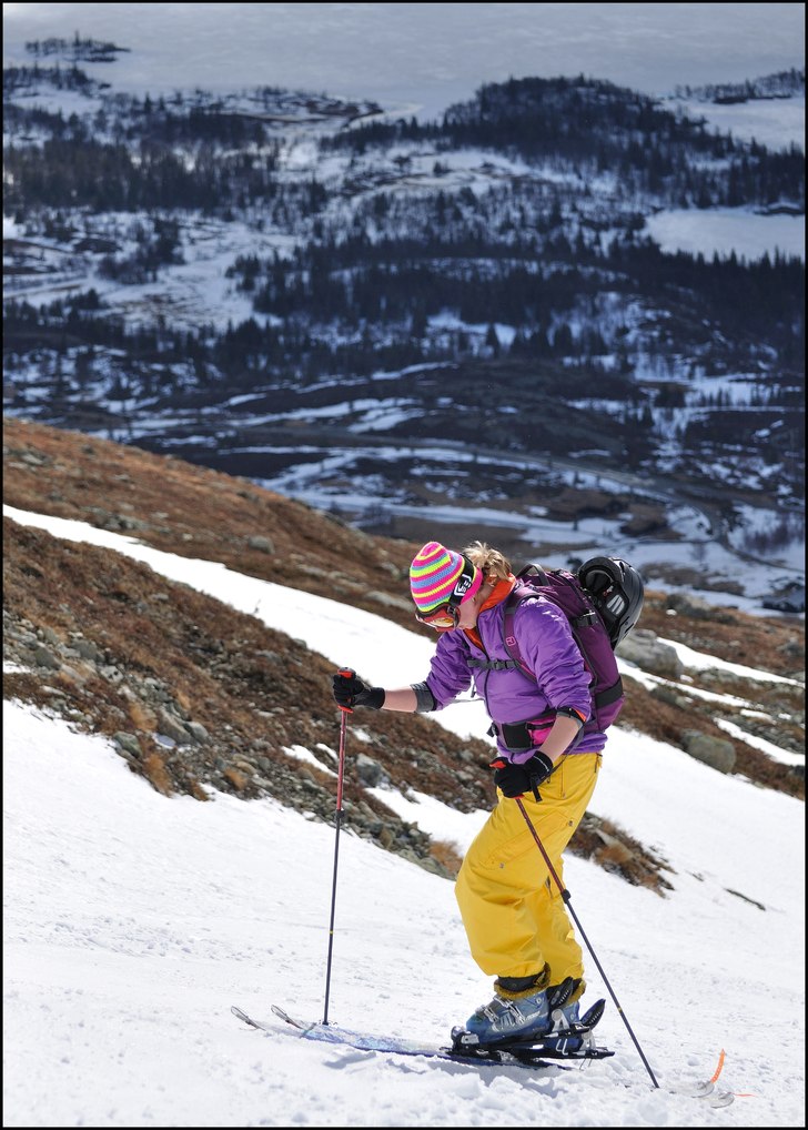 Topptur i ett ganska snöfattigt Hemsedal. Foto: Andreas Gustavsson. Åkare: Anna.