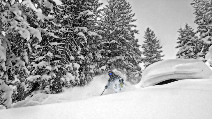 Puder! s/v och färg. neatimage pga ISObrus.. Foto: Adrian Helly-Hansen. Åkare: Viktor Roos.