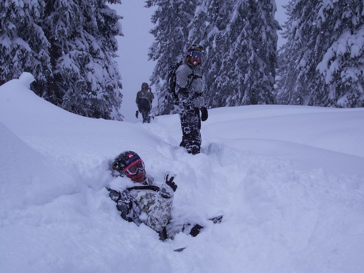 Ett sjukt dump som det nästan inte gick att åka . Foto: Barry. Åkare: Filip Eklund (Liggande) och Kasper Kristenson.