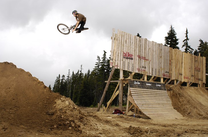 Brandon Semenuk tablar wallride-gapet i slopestyle. Foto: Mattias Fredriksson. Åkare: Brandon Semenuk.
