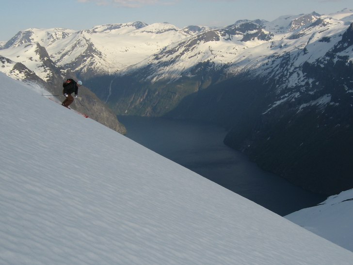 Detta är turarens belöning. Kveitegga ner mot Ge. Foto: Martin Berntsson. Åkare: Johan Ekvall.