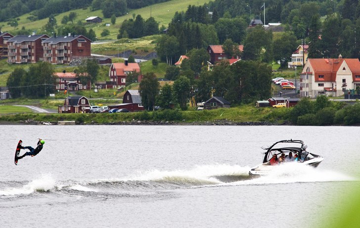 Tagen under Wakeboard-SM i Åre.. Foto: Jennie Olofsson. Åkare: Mattias Hoppe.