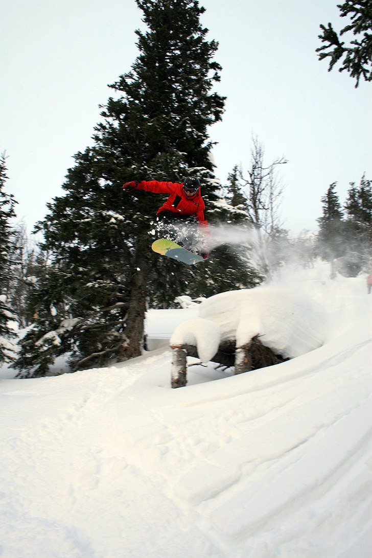 Nils Åslund tränar start och landning i offpistr. Foto: Jonas Emilsson. Åkare: Nils Åslund.