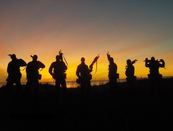 GRT-skyttarna posar mot havet. Foto: olofsson.