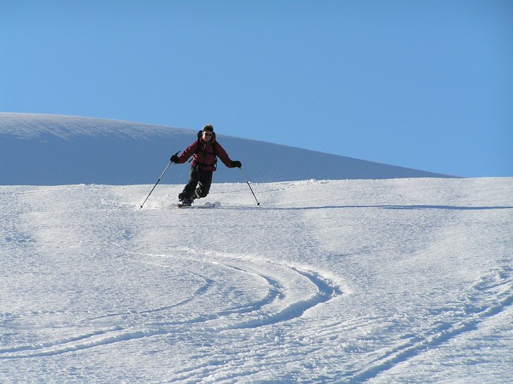Andreas på väg ner från topptur på vingliga te. Foto: Johan Olofsson. Åkare: Andreas Persson.