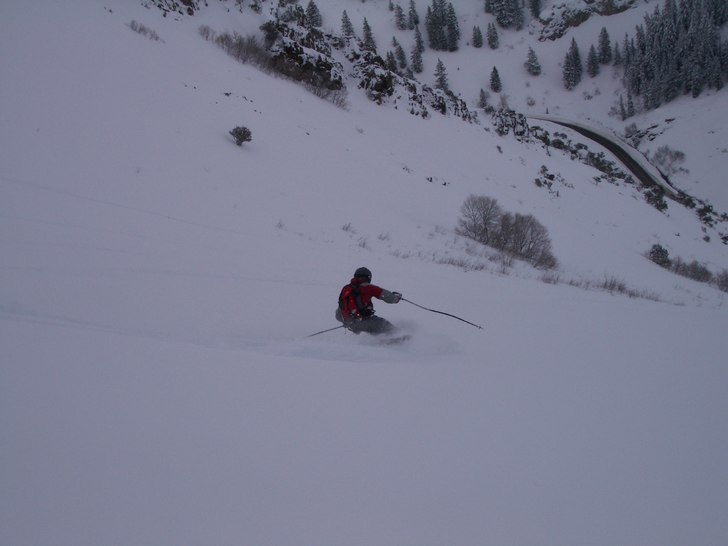 Långt puderåk i vilda västern.. Foto: Jasper Nordling. Åkare: Johan Landberg.
