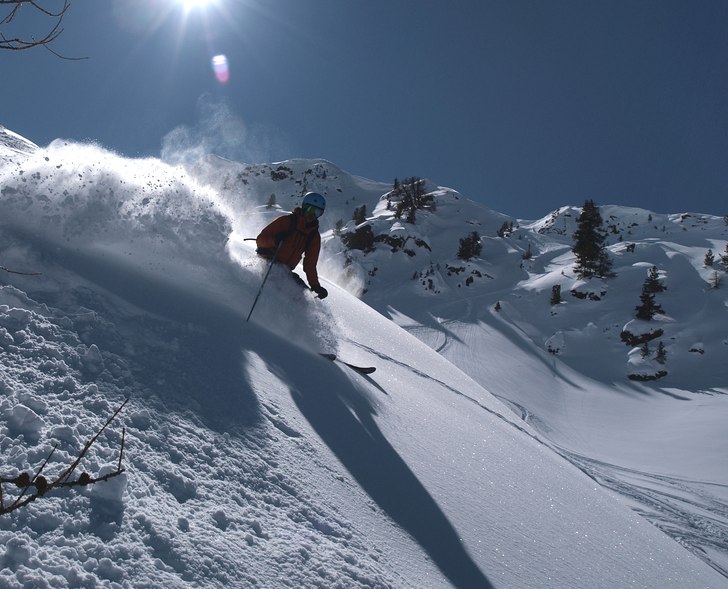 Spåren i rännan till höger är början på åke. Foto: Matias Björkman. Åkare: Gustav Holmer.
