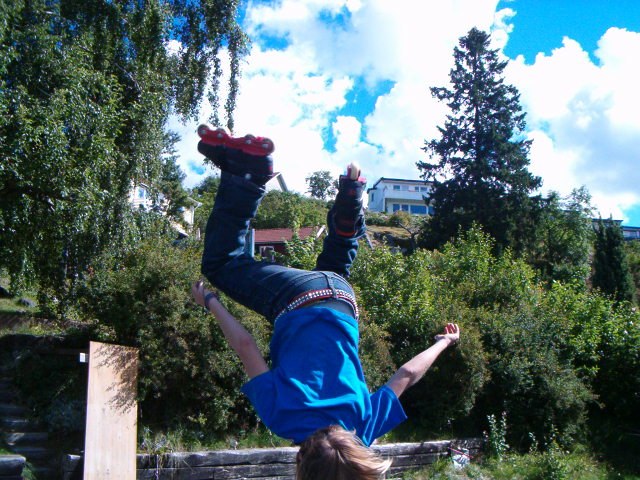 BACK FLIPP MED BLADDES. Foto: carl-oskar jonsson. Åkare: Love jonsson.