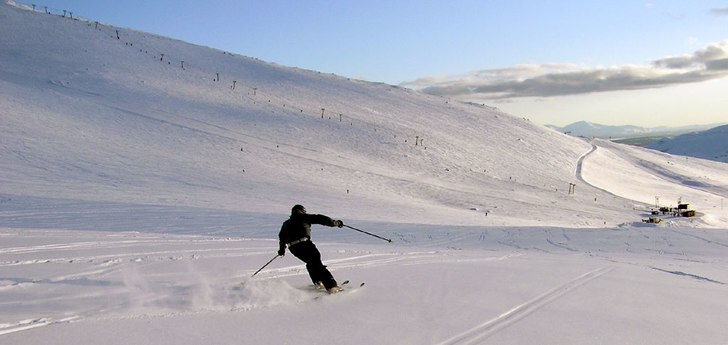 Kvällskidåkning i april . Foto: Viktor Bjurlid. Åkare: CarlOlov Neider.