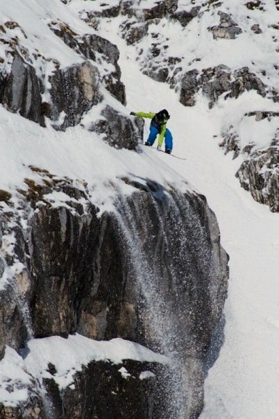 droppet är ca 18 meter in i en ravin... Foto: FRB. Åkare: Niklas Hollsten.