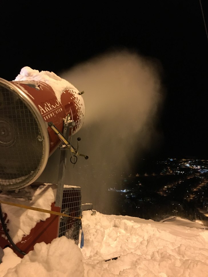 Vi produserer snø
Da har vi startet produksjonen .