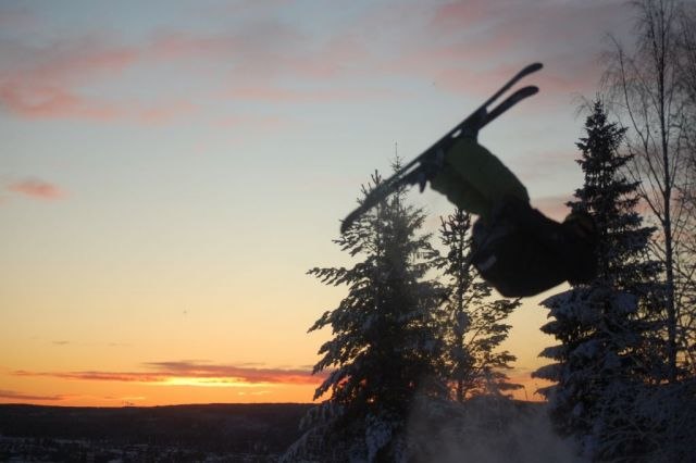 triple lincoln nosegrab ner från trädet. Foto: Hampus Holm. Åkare: Ludde Forsgren.